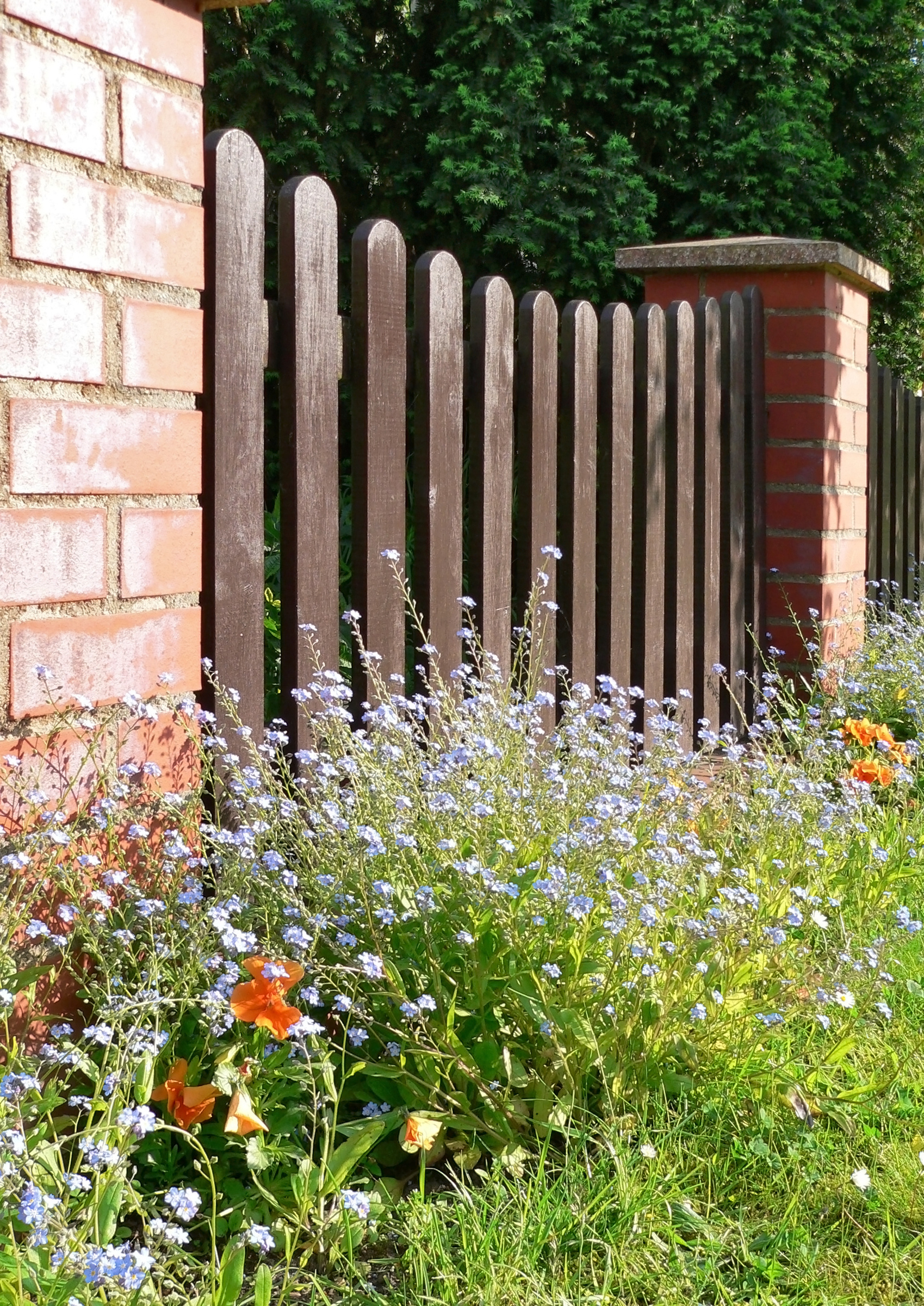 Staketenzaun Holz im Garten