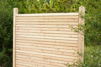 Sichtschutzzaun sib. Lärche Holz im Garten